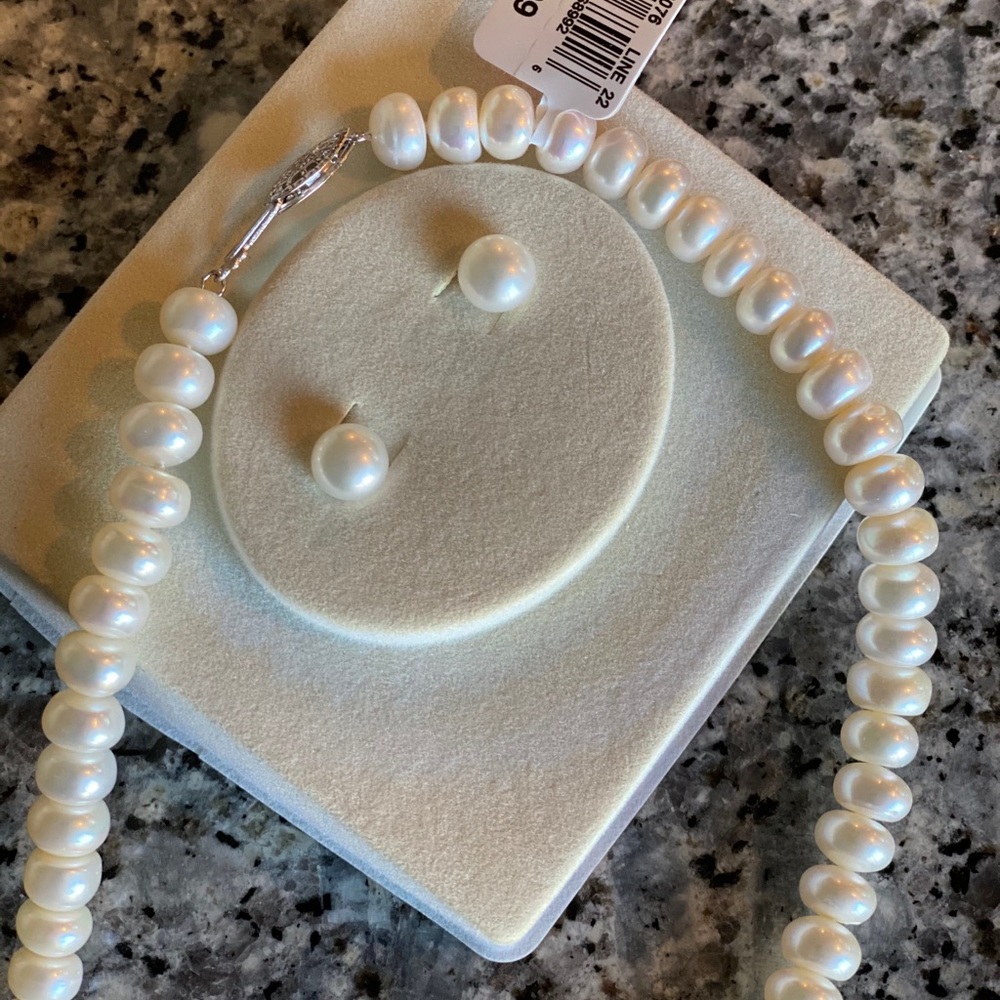 New Cultured Pearl Necklace and Earrings
